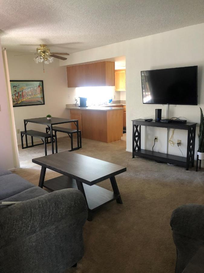 Whispering Meadows Apartments ベーカーズフィールド エクステリア 写真
