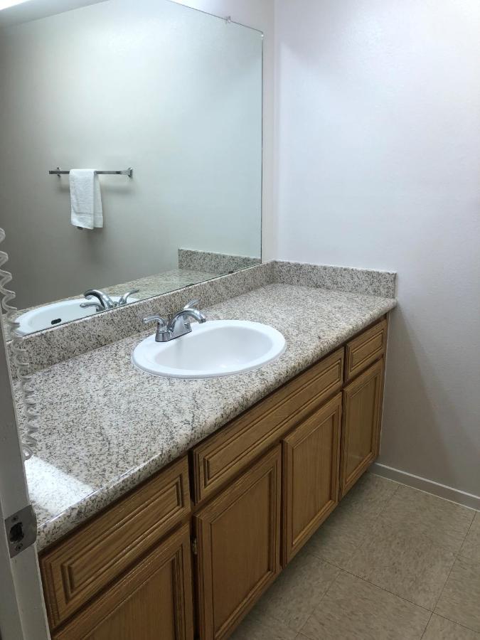 Whispering Meadows Apartments ベーカーズフィールド エクステリア 写真