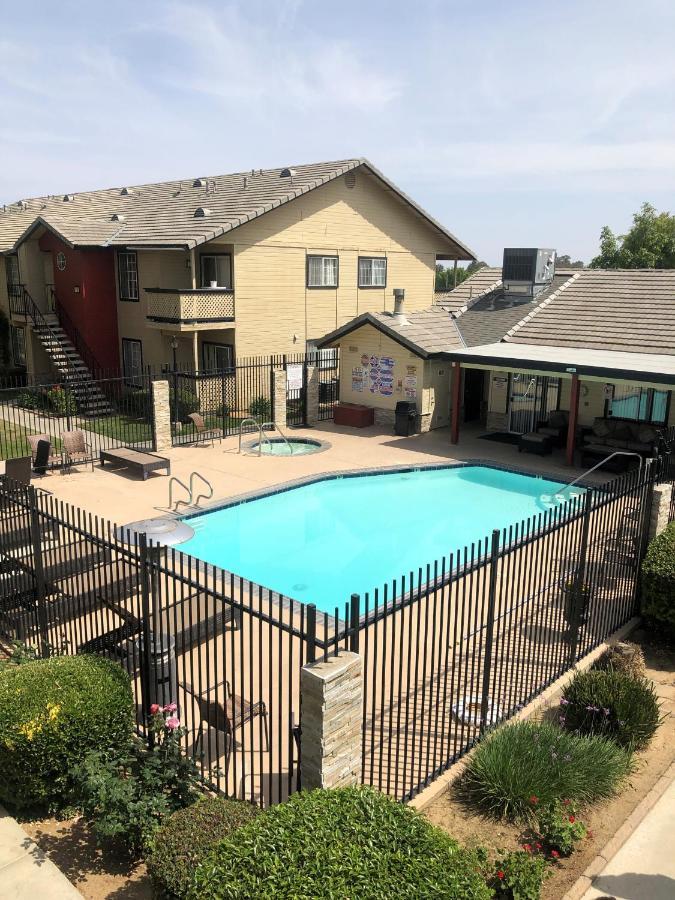 Whispering Meadows Apartments ベーカーズフィールド エクステリア 写真
