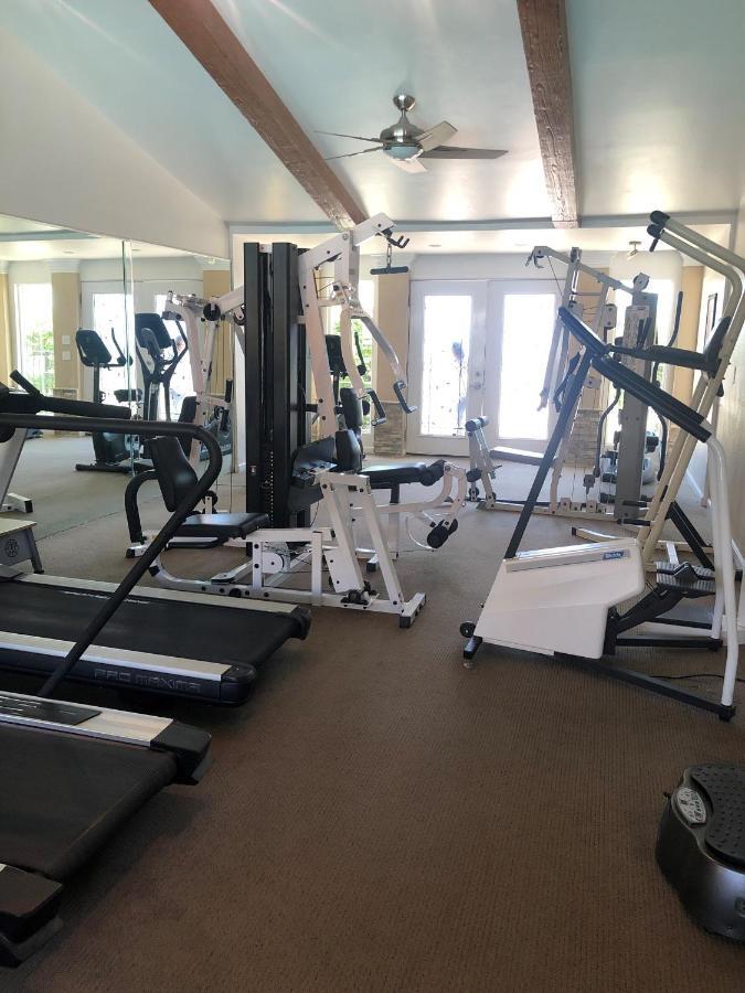Whispering Meadows Apartments ベーカーズフィールド エクステリア 写真