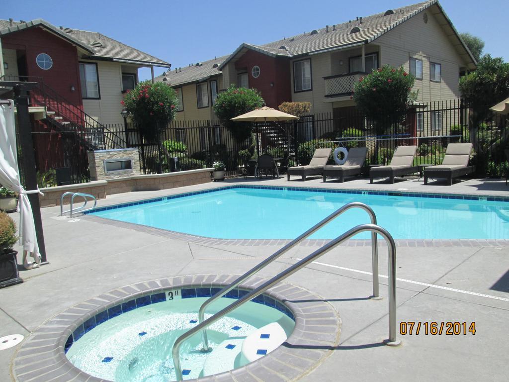 Whispering Meadows Apartments ベーカーズフィールド エクステリア 写真