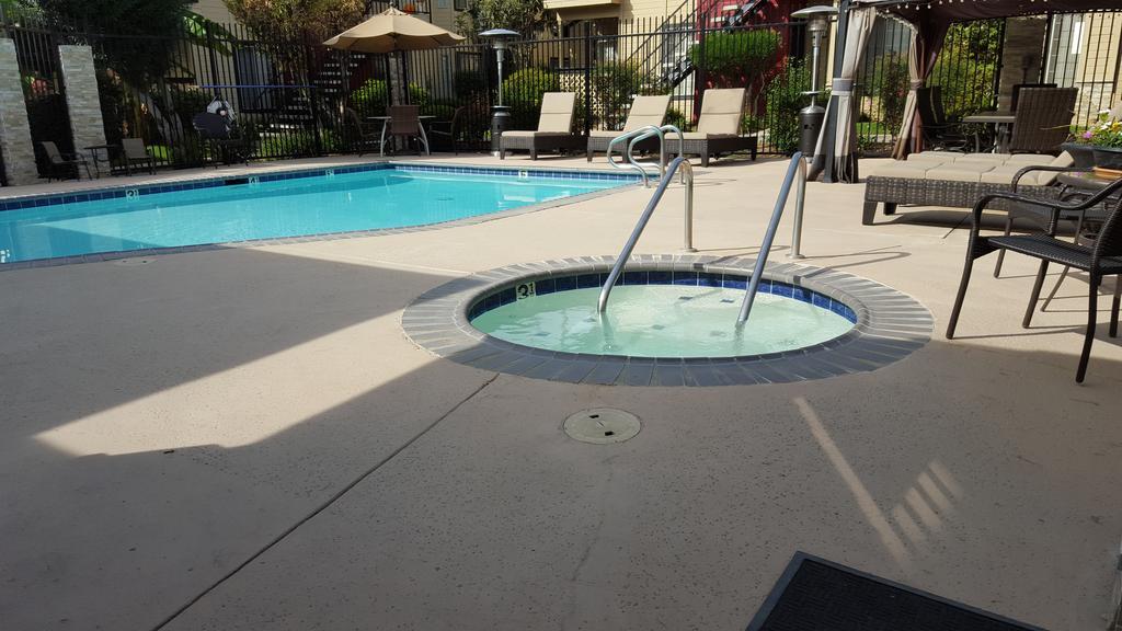 Whispering Meadows Apartments ベーカーズフィールド エクステリア 写真