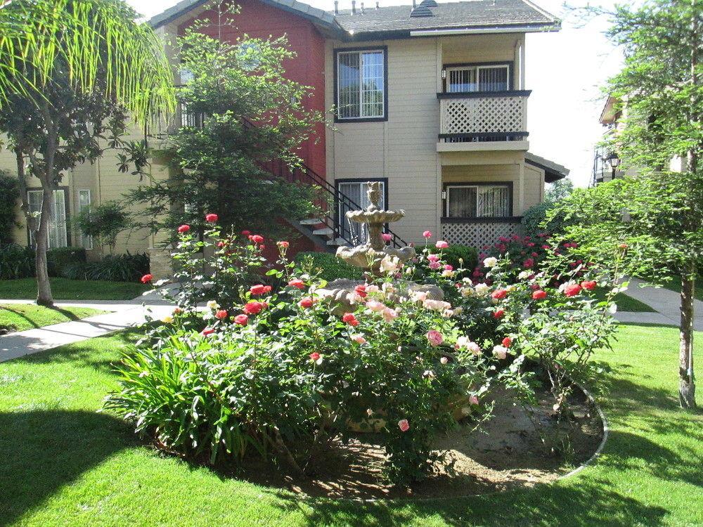 Whispering Meadows Apartments ベーカーズフィールド エクステリア 写真
