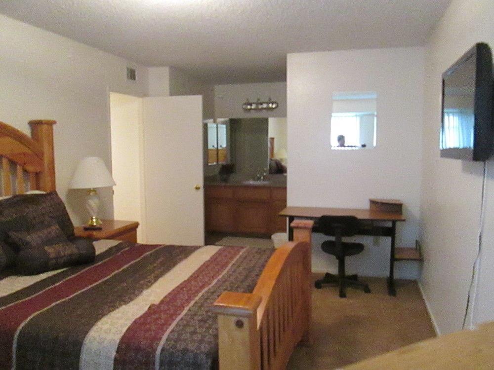 Whispering Meadows Apartments ベーカーズフィールド エクステリア 写真