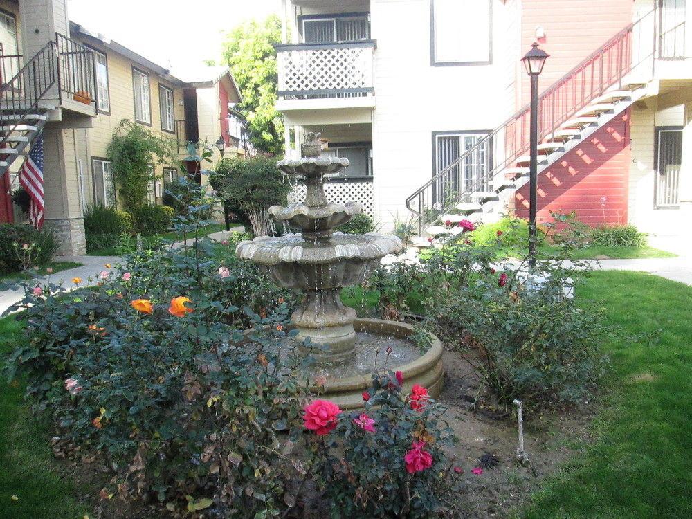Whispering Meadows Apartments ベーカーズフィールド エクステリア 写真