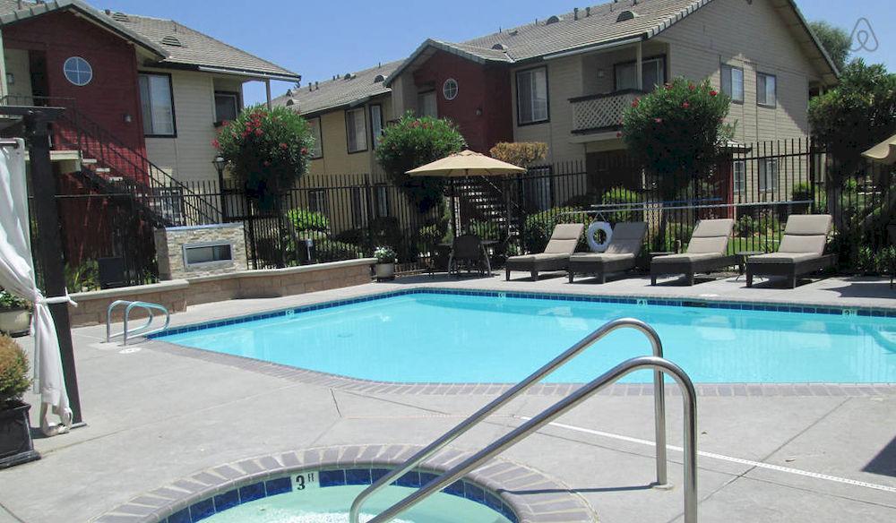 Whispering Meadows Apartments ベーカーズフィールド エクステリア 写真