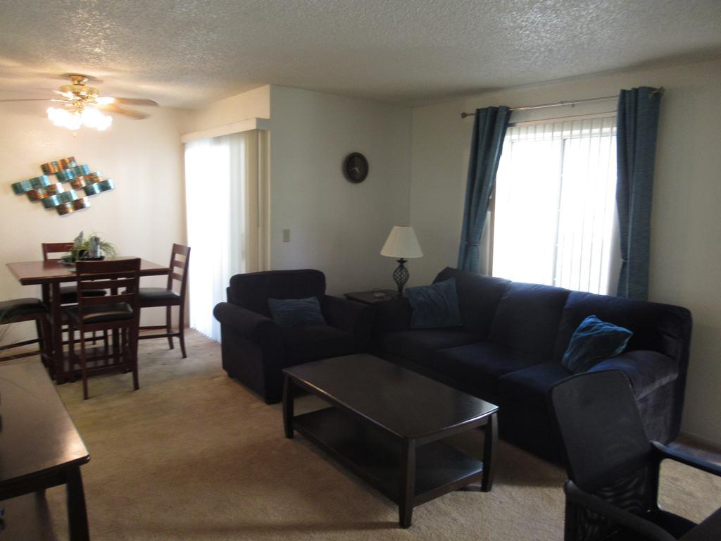 Whispering Meadows Apartments ベーカーズフィールド エクステリア 写真