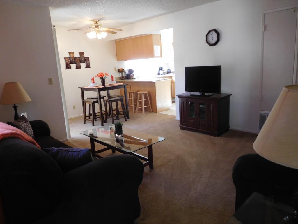 Whispering Meadows Apartments ベーカーズフィールド エクステリア 写真