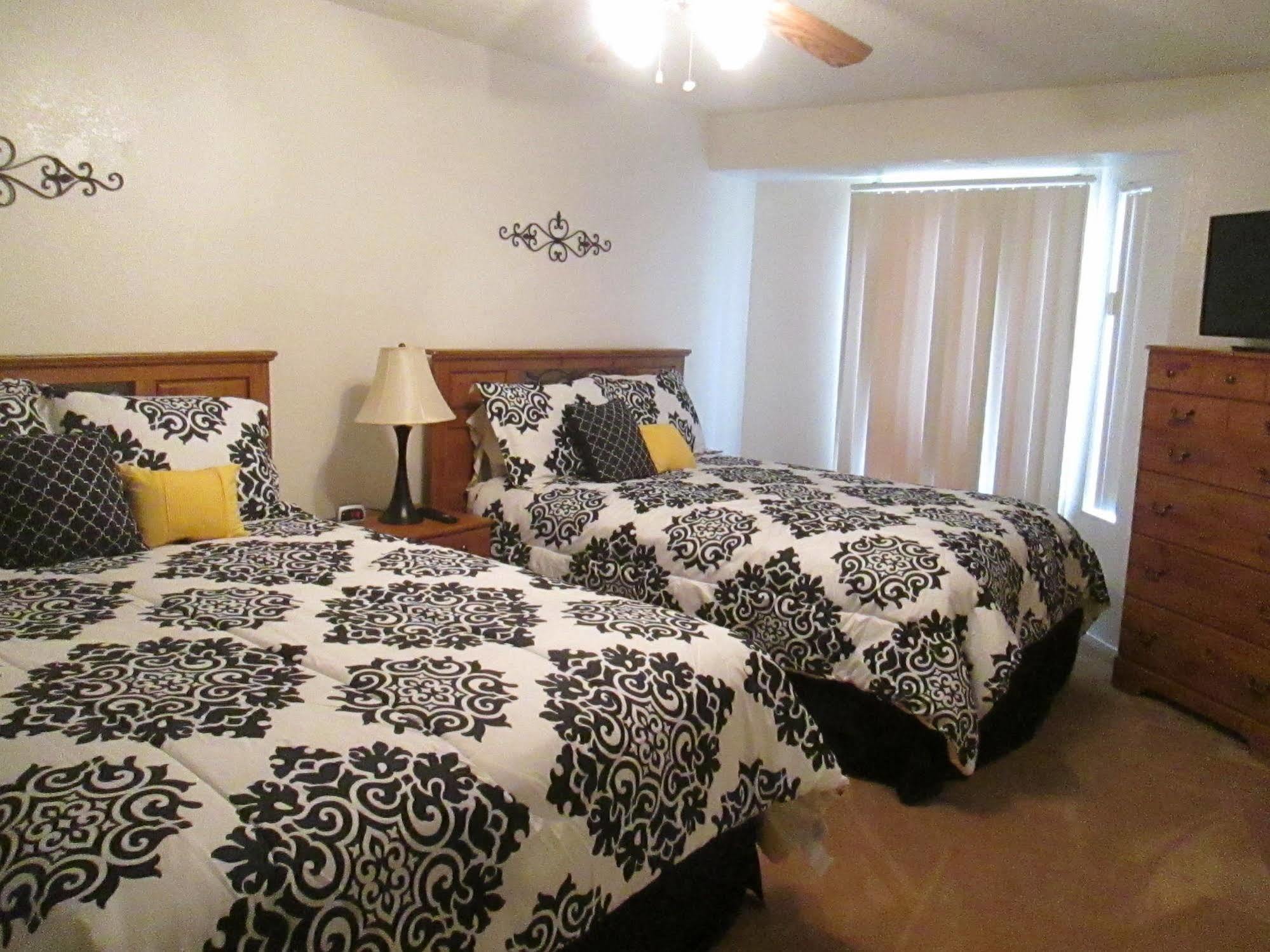 Whispering Meadows Apartments ベーカーズフィールド エクステリア 写真