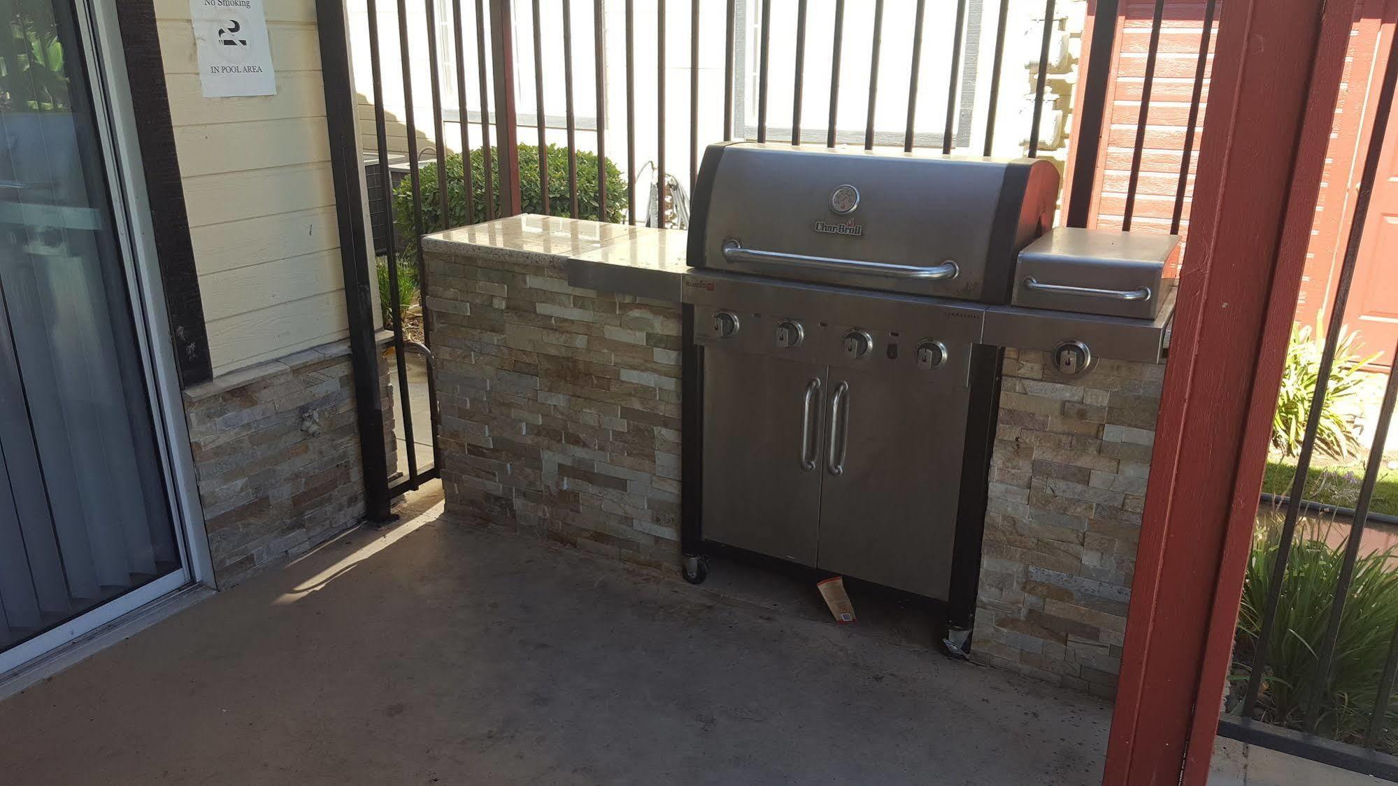 Whispering Meadows Apartments ベーカーズフィールド エクステリア 写真