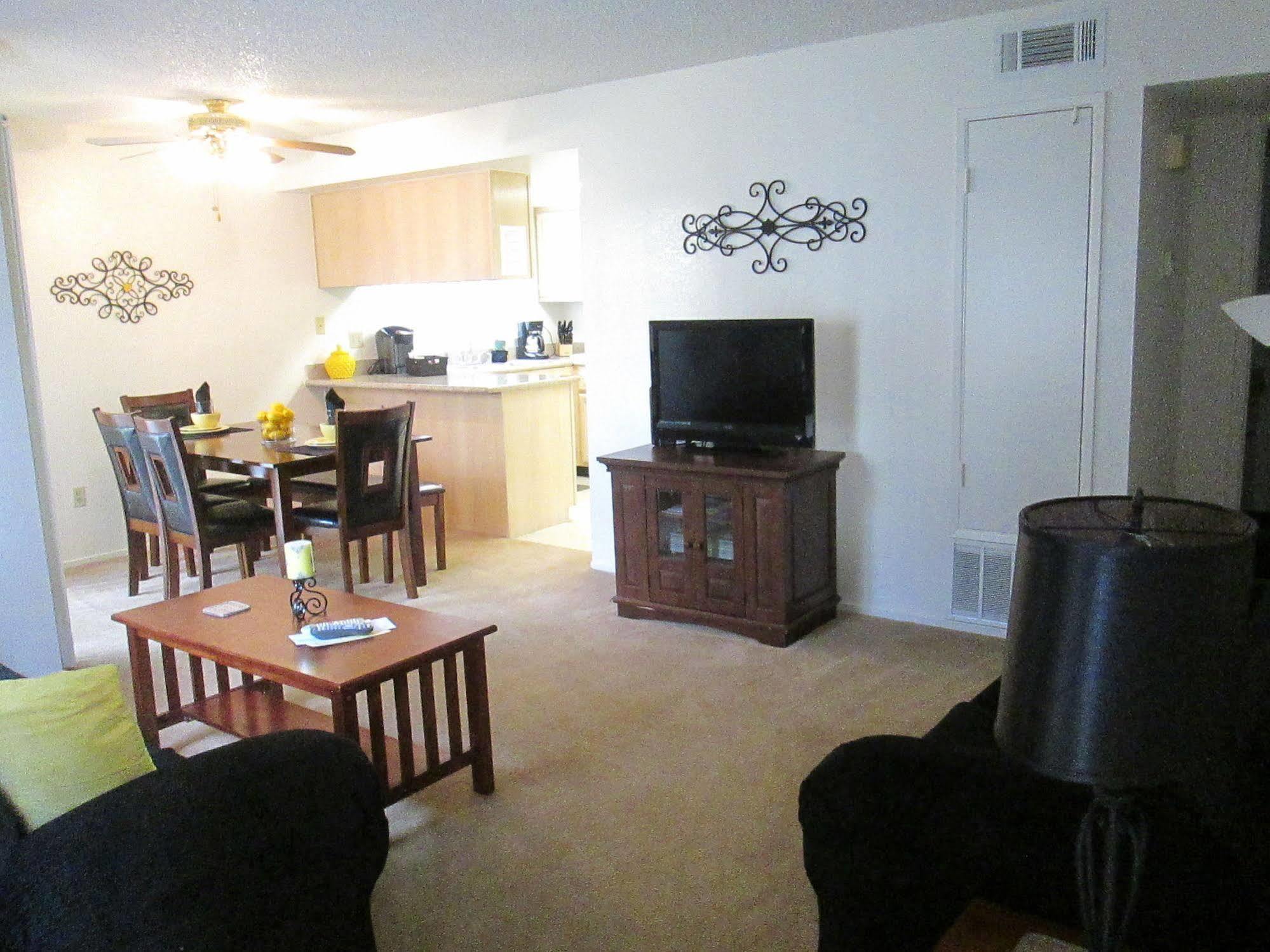 Whispering Meadows Apartments ベーカーズフィールド エクステリア 写真