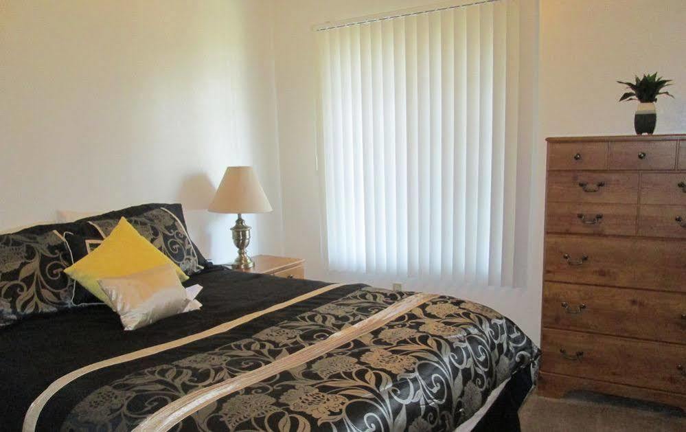 Whispering Meadows Apartments ベーカーズフィールド エクステリア 写真